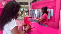 Seorang pembeli melakukan pembayaran di gerai pop-up Barbie.