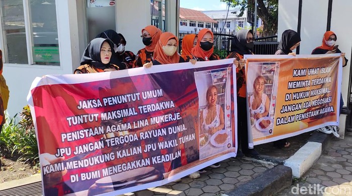Emak-emak dari Srikandi Pemuda Pancasila menggelar aksi damai menuntut Lina Mukherjee dihukum maksimal. (Well Jasrial Tanjung/detikSumbagsel)