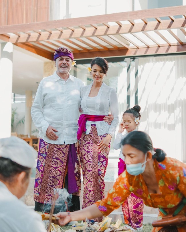 Koki cantik ini pun berbagi beberapa foto unggahan saat prosesi Melaspas. “Upacara pemberkatan rumah Bali yang dikenal sebagai Melaspas untuk Villa Amaira kami. Upacara indah ini wajib digelar untuk rumah atau kantor baru dan melibatkan pemuka agama, doa, dan sesajen yang akan membersihkan setiap sudut rumah dan seisinya,” tulis Farah Quinn di Instagram. Foto: Instagram @farahquinnofficial