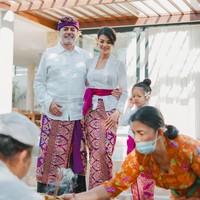 Koki cantik ini pun berbagi beberapa foto unggahan saat prosesi Melaspas. “Upacara pemberkatan rumah Bali yang dikenal sebagai Melaspas untuk Villa Amaira kami. Upacara indah ini wajib digelar untuk rumah atau kantor baru dan melibatkan pemuka agama, doa, dan sesajen yang akan membersihkan setiap sudut rumah dan seisinya,” tulis Farah Quinn di Instagram. Foto: Instagram @farahquinnofficial