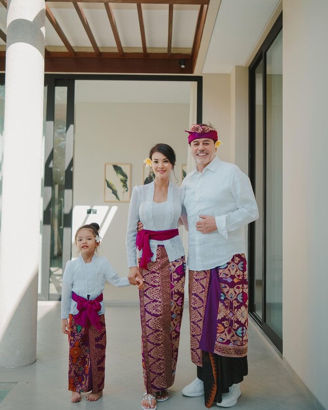 Penampilan Farah Quinn dan suami bulenya beserta sang putri pun tak luput dari perhatian. Mereka memesona dalam balutan baju khas Bali. Foto: Instagram @farahquinnofficial