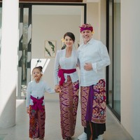 Penampilan Farah Quinn dan suami bulenya beserta sang putri pun tak luput dari perhatian. Mereka memesona dalam balutan baju khas Bali. Foto: Instagram @farahquinnofficial
