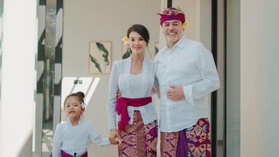 Foto Farah Quinn dan Suami Bule Pakai Baju Adat Bali, Gayanya Mencuri Atensi