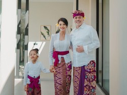 Foto Farah Quinn dan Suami Bule Pakai Baju Adat Bali, Gayanya Mencuri Atensi