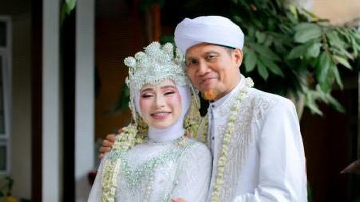 Foto [pasangan beda usia 34 tahun, Pebriyanti Hardiansyah (19 tahun) yang menikah dengan Nurhadi (53 tahun) mendadak viral di TikTok.