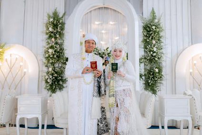 Foto [pasangan beda usia 34 tahun,  Pebriyanti Hardiansyah (19 tahun) yang menikah dengan Nurhadi (53 tahun) mendadak viral di TikTok.