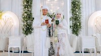 Pebri dan Nurhadi menggelar pernikahan di Bandung pada 1 Juli 2023. Pernikahan tersebut diadakan di kediaman mempelai wanita di Pondok Pesantren Nurul Falah Cililin. “Dengan kesepakatan menggunakan adat Sunda tapi tetap memakai baju baju sesuai kehidupan atau keinginan diri kita sendiri kita tanpa ada paksaan dari mana pun, tuturnya lagi. Anak kedua dari tiga orang bersaudara ini menjelaskan Nurhadi adalah ustaz di Bekasi dan sangat disegani oleh warga sekitar. Tapi kebalikannya saya sendiri anak remaja zaman sekarang yang suka dengan modisnya perkembangan zaman sekarang makannya dari itu tetap acara pernikahan kita dengan menjadinya diri kita sendiri, pungkas wanita yang kini tinggal di Bintara Jaya, Bekasi Barat itu. (Foto: Dok. pribadi Pebriyanti Hardiansyah)