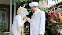 Pebri dan Nurhadi berdomisili di Bekasi, Jawa Barat. Pernikahan keduanya viral karena faktor perbedaan usia yang  mencapa 34 tahun. (Dok. pribadi Pebriyanti Hardiansyah.)