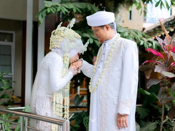 Foto [pasangan beda usia 34 tahun, Pebriyanti Hardiansyah (19 tahun) Foto [pasangan beda usia 34 tahun, Pebriyanti Hardiansyah (19 tahun) yang menikah dengan Nurhadi (53 tahun) mendadak viral di TikTok.