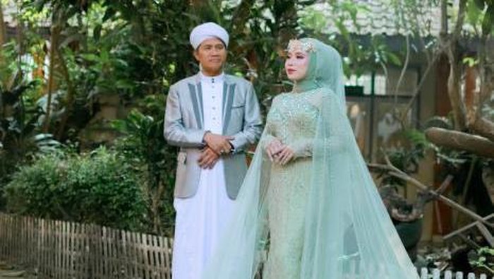 Foto [pasangan beda usia 34 tahun, Pebriyanti Hardiansyah (19 tahun) Foto [pasangan beda usia 34 tahun, Pebriyanti Hardiansyah (19 tahun) yang menikah dengan Nurhadi (53 tahun) mendadak viral di TikTok.