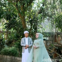 Tidak lama dari pertemuan itu, Pebri dan Nurhadi bertukar kontak WhatsApp dan kemudian jadi sering mengobrol. Isi percakapan mereka mulai dari sekadar saling perhatian hingga memberikan dukungan. “Hingga akhirnya pada tanggal 1 Mei 2023 si abi langsung datang ke rumah saya dan saya langsung dikhitbah hingga menentukan tanggal pernikahan yaitu 1 Juli 2023, ucapnya haru.  Foto: Dok. pribadi Pebriyanti Hardiansyah.