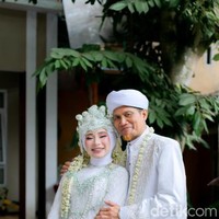 Ketika Pebriyanti datang bersama keluarga ke rumah Nurhadi, mereka mengetahui berita duka bahwa istri Nurhadi sudah meninggal dunia. Selanjutnya, dari pertemuan pertama, Nurhadi bercanda mengenai fisiknya yang mulai berubah dulu hingga sekarang. “Karena saya orangnya ceria, happy, hingga membuat kenyamanan itu datang, perihal makanan seblak. Menawarkan makanan seblak si abi hingga muncul rasa nyaman dan tertarik, kata Pebri. Foto: Dok. pribadi Pebriyanti Hardiansyah.