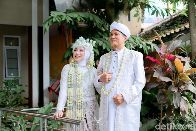 Nurhadi merupakan pria yang berasal dari Pati, Jawa tengah dan menetap di Bekasi. Saat pertama kali bertemu, keduanya tidak berkomunikasi. Bahkan keluarga Pebri juga kehilangan kontak dengan Nurhadi. “Lost contact begitu lama dan bertahun-tahun hingga akhirnya saya berusia 19 tahun. Tidak tahu kenapa bapak saya ingin sekali mengelilingi atau bertemu sahabat-sahabatnya. Dengan begitu gigihnya semangat bapak karena ingin mengetahui keberadaan sahabatnya hingga terus menerus menanyakan alamat rumah abi ke orang-orang atau penduduk setempat hingga akhirnya ketemu alamat tersebut, kenangnya lagi. Foto: Dok. pribadi Pebriyanti Hardiansyah.