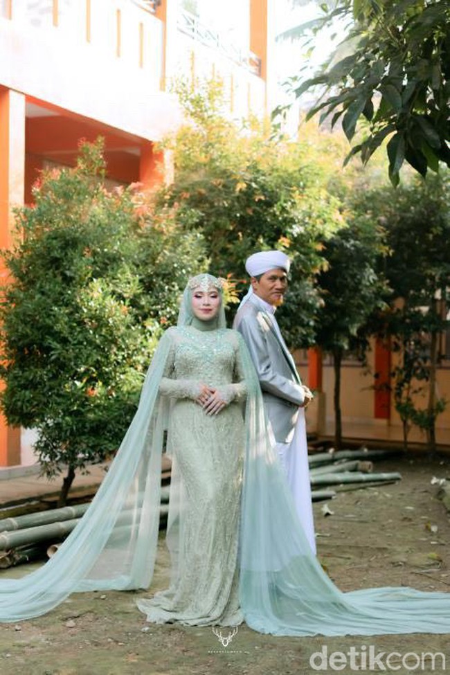 Ketika awal mendapatkan tentangan dari bapaknya, Pebri menghadapinya dengan sabar dan ikhlas. Sebuah kesabaran dan keikhlasan pasti akan datang kebahagiaan yang tidak terduga yang Allah berikan kepada kita, tambahnya. Seiring berjalannya waktu, bapak Pebri pun memberikan restu. Saya percaya the power of doa. Saya meminta agar abi dipanjangkan umur dan disehatkan terus. Setelah dikhitbah saya tidak langsung menerima tapi saya mencari jawaban lewat jalur langit di 1/3 malam dan gusti Allah pun memberi jawaban yaitu ia adalah jodoh saya, tuturnya. Foto: Dok. pribadi Pebriyanti Hardiansyah.