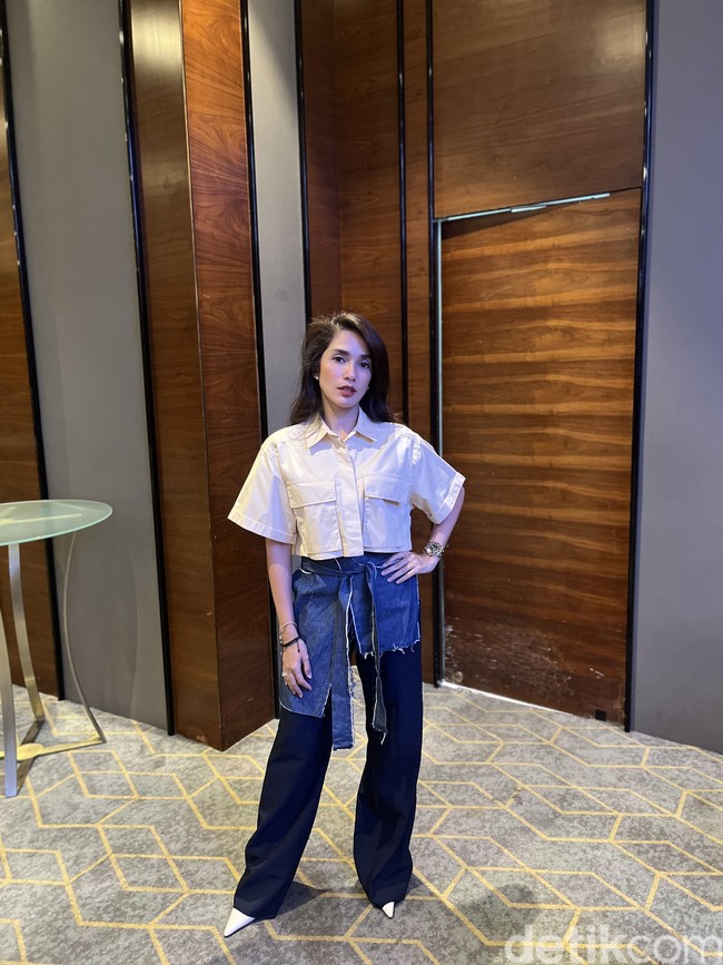 Usai melahirkan anak kelima, Sakalingga Ibra Pratama berat badan Ussy Sulistiawaty meningkat drastis hingga mencapai 77 Kg dan membuatnya merasa insecure. Namun kini Ussy sudah berhasil menurunkan berat badannya. Ussy mengungkapkan perjalanannya berhasil turun berat badan 33 kg. Foto: Gresnia/Wolipop.