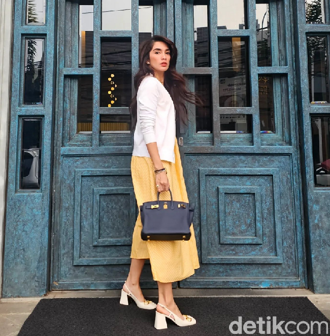 Ussy yang memulai kariernya dari ajang Abang None Jakarta Utara 1999 itu menjelaskan setiap orang tidak bisa dipaksa untuk mengikuti olahraga yang sedang menjadi tren seperti tennis kini diminati. Lakukan olahraga yang memang nyaman kamu lakukan dan bisa dijalani dengan konsisten. “Olahraga itu tidak bisa dipaksa dan melihat orang lain. Harus dari dalam diri kita sendiri, mau apa yang kita lakukan. Buat para ibu-ibu jangan samakan diri kita dengan apa yang kita lihat di media sosial! Harus lihat prosesnya. Jangan-jangan sedot lemak dan ke dokter? Mereka nggak tahu aja perjuangan kita untuk menuju menerapkan pola hidup sehat dan mengatur pola makan. Jadi jangan lihatnya instannya saja karena tidak ada yang instan, pungkas Ussy. Foto: Dok. Instagram @ussypratama.