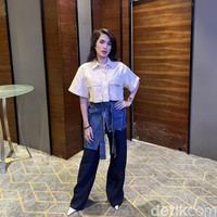 Usai melahirkan anak kelima, Sakalingga Ibra Pratama berat badan Ussy Sulistiawaty meningkat drastis hingga mencapai 77 Kg dan membuatnya merasa insecure. Namun kini Ussy sudah berhasil menurunkan berat badannya. Ussy mengungkapkan perjalanannya berhasil turun berat badan 33 kg. Foto: Gresnia/Wolipop.