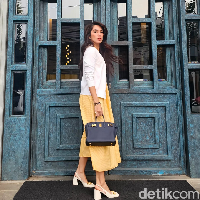 Ussy yang memulai kariernya dari ajang Abang None Jakarta Utara 1999 itu menjelaskan setiap orang tidak bisa dipaksa untuk mengikuti olahraga yang sedang menjadi tren seperti tennis kini diminati. Lakukan olahraga yang memang nyaman kamu lakukan dan bisa dijalani dengan konsisten. “Olahraga itu tidak bisa dipaksa dan melihat orang lain. Harus dari dalam diri kita sendiri, mau apa yang kita lakukan. Buat para ibu-ibu jangan samakan diri kita dengan apa yang kita lihat di media sosial! Harus lihat prosesnya. Jangan-jangan sedot lemak dan ke dokter? Mereka nggak tahu aja perjuangan kita untuk menuju menerapkan pola hidup sehat dan mengatur pola makan. Jadi jangan lihatnya instannya saja karena tidak ada yang instan, pungkas Ussy. Foto: Dok. Instagram @ussypratama.