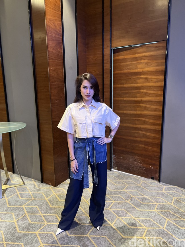 Wanita kelahiran 13 Juli 1981 itu mengungkapkan biasanya tidak memperhatikan makanan yang akan ia makan. Seperti permen yang ternyata mengandung banyak kalori. “Dulu itu aku suka banget makan permen, akhirnya aku kurangi gula-gulaan. Kita kemudian mengurangi minyak dan gorengan. Itu otomatis badan kita akan mengurus. Kadang-kadang badan kita makannya dan olahraga sudah benar, tapi BAB kurang lancar. Metabolisme itu kita bisa ambil dari olahraga, ungkapnya. Foto: Gresnia/Wolipop.