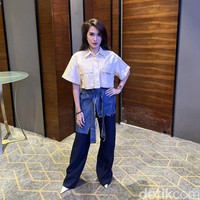 Wanita kelahiran 13 Juli 1981 itu mengungkapkan biasanya tidak memperhatikan makanan yang akan ia makan. Seperti permen yang ternyata mengandung banyak kalori. “Dulu itu aku suka banget makan permen, akhirnya aku kurangi gula-gulaan. Kita kemudian mengurangi minyak dan gorengan. Itu otomatis badan kita akan mengurus. Kadang-kadang badan kita makannya dan olahraga sudah benar, tapi BAB kurang lancar. Metabolisme itu kita bisa ambil dari olahraga, ungkapnya. Foto: Gresnia/Wolipop.