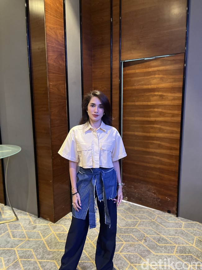 ”Waktu itu pernah insecure, waktu kemarin lahiran Shaka anak yang paling bontot. Aku itu lahiran berat 77 Kg sekarang 44 Kg. Terus setelah delapan bulan lahiran, terus untuk hidup lebih sehat. Waktu itu tujuan aku emang kepengen sehat bukan kurus, jelas Ussy ketika ditemui Wolipop di acara peluncuran produk DrZlim di Swissotel, PIK Avenue, Jakarta Utara. Foto: Gresnia/Wolipop.