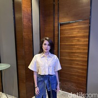 ”Waktu itu pernah insecure, waktu kemarin lahiran Shaka anak yang paling bontot. Aku itu lahiran berat 77 Kg sekarang 44 Kg. Terus setelah delapan bulan lahiran, terus untuk hidup lebih sehat. Waktu itu tujuan aku emang kepengen sehat bukan kurus, jelas Ussy ketika ditemui Wolipop di acara peluncuran produk DrZlim di Swissotel, PIK Avenue, Jakarta Utara. Foto: Gresnia/Wolipop.