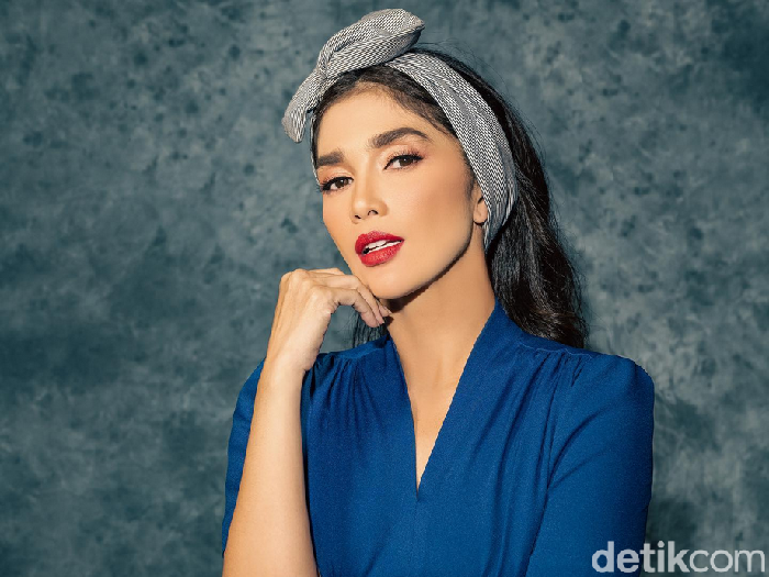 Foto Ussy Sulistiawaty yang berhasil menurunkan berat badan.