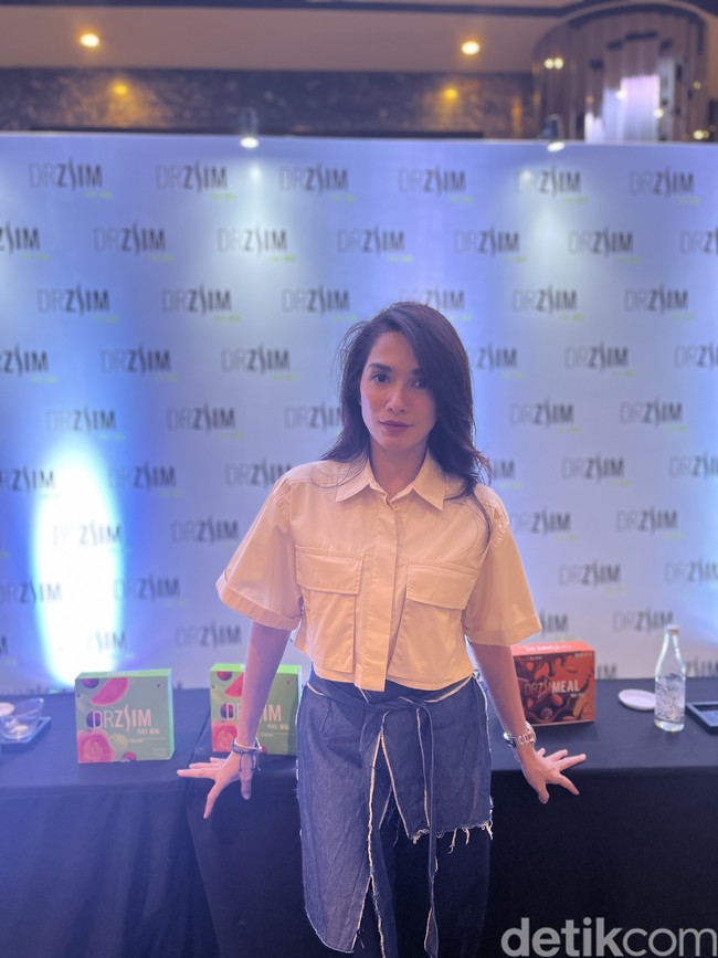 Salah satu cara Ussy dalam menurunkan berat badan adalah dengan mengonsumsi fiber, agar bisa melancarkan buang air besar. Namun dulu dia melakukannya tidak diimbangi dengan olahraga sehingga hasilnya kurang maksimal. “Aku belum pernah memakai fiber merek apapun yang bisa mengeluarkan kotoran. Waktu pertama kali mengonsumsi fiber tapi aku nggak olahraga, salahnya mungkin di situ. BAB lancar, perut mengempis dan berat badan turunnya tidak signifikan, ujarnya. Foto: Gresnia/Wolipop.