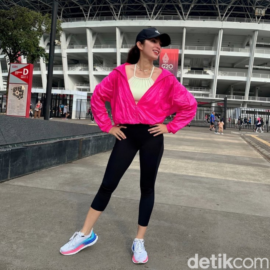 Foto Ussy Sulistiawaty yang berhasil menurunkan berat badan.