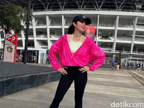 Foto Ussy Sulistiawaty yang berhasil menurunkan berat badan. Foto Ussy Sulistiawaty yang berhasil menurunkan berat badan.