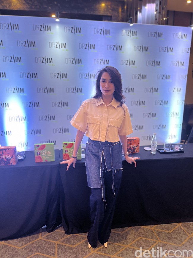 Dia menegaskan pentingnya olahraga untuk menjaga daya tahan tubuh, sehat dan berat badan terjaga. Ussy mengaku saat itu pola makannya tidak dijaga. Dia langsung memutuskan untuk hidup lebih sehat dengan menerapkan pola makanan yang teratur. “Aku kepengen hidup lebih indah lagi, lebih enak lagi, pakai XS, mengecil dan akhirnya aku rajin olahraga dan mengatur pola makan, jelasnya. Foto: Gresnia/Wolipop.