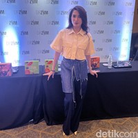 Dia menegaskan pentingnya olahraga untuk menjaga daya tahan tubuh, sehat dan berat badan terjaga. Ussy mengaku saat itu pola makannya tidak dijaga. Dia langsung memutuskan untuk hidup lebih sehat dengan menerapkan pola makanan yang teratur. “Aku kepengen hidup lebih indah lagi, lebih enak lagi, pakai XS, mengecil dan akhirnya aku rajin olahraga dan mengatur pola makan, jelasnya. Foto: Gresnia/Wolipop.