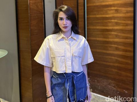Foto Ussy Sulistiawaty yang berhasil menurunkan berat badan. Foto Ussy Sulistiawaty yang berhasil menurunkan berat badan.