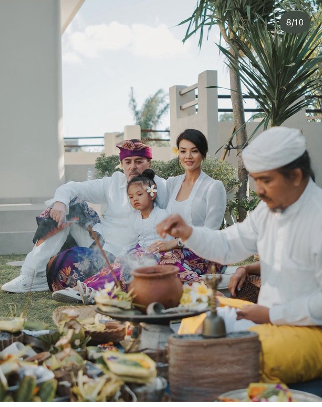 Sementara itu, Farah Quinn juga terlihat anggun saat menggelar Melaspas. Penampilannya itu disempurnakan dengan bunga Kamboja yang disisipkan di telinganya. Foto: Dok. Instagram Farah Quinn
