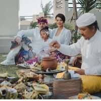 Sementara itu, Farah Quinn juga terlihat anggun saat menggelar Melaspas. Penampilannya itu disempurnakan dengan bunga Kamboja yang disisipkan di telinganya. Foto: Dok. Instagram Farah Quinn