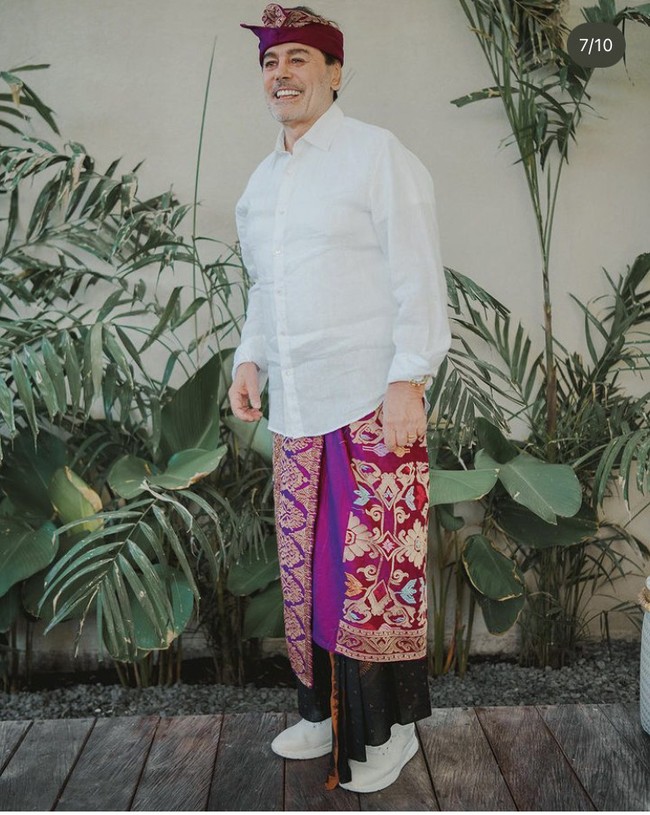 Ini penampilan suami bule Farah Quinn saat mengenakan pakaian khas Bali, lengkap dengan udeng atau pengikat kepala. Sang suami pun tampil semi formal mengenakan sneakers putih. Foto: Dok. Instagram Farah Quinn
