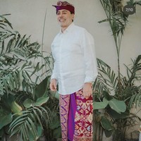 Ini penampilan suami bule Farah Quinn saat mengenakan pakaian khas Bali, lengkap dengan udeng atau pengikat kepala. Sang suami pun tampil semi formal mengenakan sneakers putih. Foto: Dok. Instagram Farah Quinn
