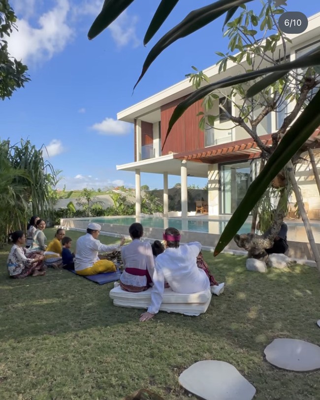 Nama Villa Amaira milik Farah Quinn ini diambil dari nama putrinya, yang akrab disapa Yaya. Desainnya pun terlihat modern dan mewah dengan pemandangan kolam berenang. Foto: Dok. Instagram Farah Quinn