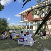 Nama Villa Amaira milik Farah Quinn ini diambil dari nama putrinya, yang akrab disapa Yaya. Desainnya pun terlihat modern dan mewah dengan pemandangan kolam berenang. Foto: Dok. Instagram Farah Quinn