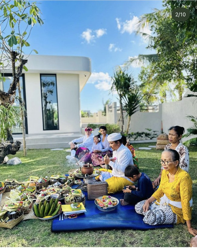 Belum lama ini Farah Quinn menggelar upacara melaspas untuk villa mewah miliknya di Bali. Melaspas sendiri merupakan upacara pembersihan dan penyucian bangunan yang baru selesai dibangun atau baru ditempati. Foto: Dok. Instagram Farah Quinn