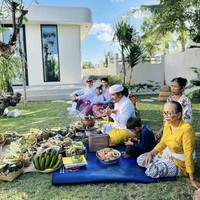 Belum lama ini Farah Quinn menggelar upacara melaspas untuk villa mewah miliknya di Bali. Melaspas sendiri merupakan upacara pembersihan dan penyucian bangunan yang baru selesai dibangun atau baru ditempati. Foto: Dok. Instagram Farah Quinn