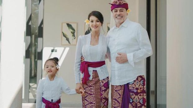 Gaya Farah Quinn dan Suami Bulenya Pakai Baju Adat Bali