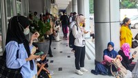 Mereka duduk-duduk di depan stasiun karena perjalanan KRL terganggu imbas truk menabrak tiang di depan SMAN 86 Jakarta. 