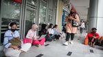 Gegara Truk Tabrak Tiang, Penumpang KRL Ngemper di Stasiun