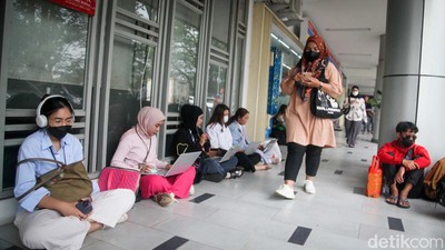 Gegara Truk Tabrak Tiang, Penumpang KRL Ngemper di Stasiun