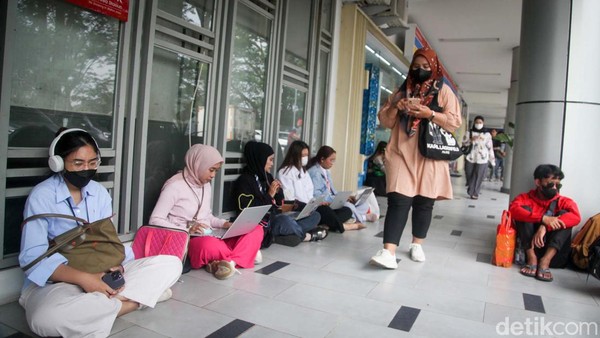 Gegara Truk Tabrak Tiang, Penumpang KRL Ngemper di Stasiun