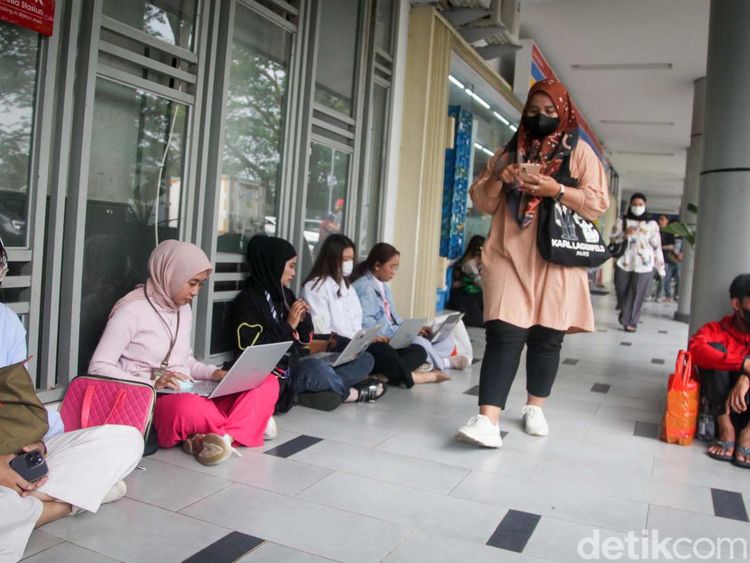 Gegara Truk Tabrak Tiang, Penumpang KRL Ngemper di Stasiun
