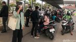 Gegara Truk Tabrak Tiang, Penumpang KRL Ngemper di Stasiun