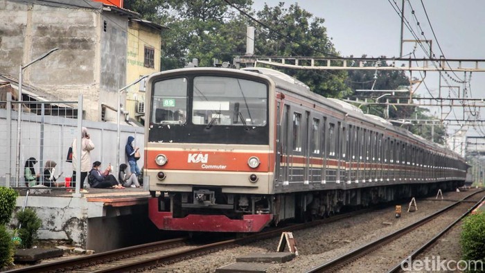 Perjalanan KRL terganggu imbas truk menabrak tiang aliran atas di jalur antara Stasiun Pondok Ranji dan Kebayoran. Para penumpang tampak ngemper di stasiun.