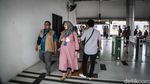 Gegara Truk Tabrak Tiang, Penumpang KRL Ngemper di Stasiun